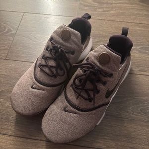 Nike pink fabric running shoe